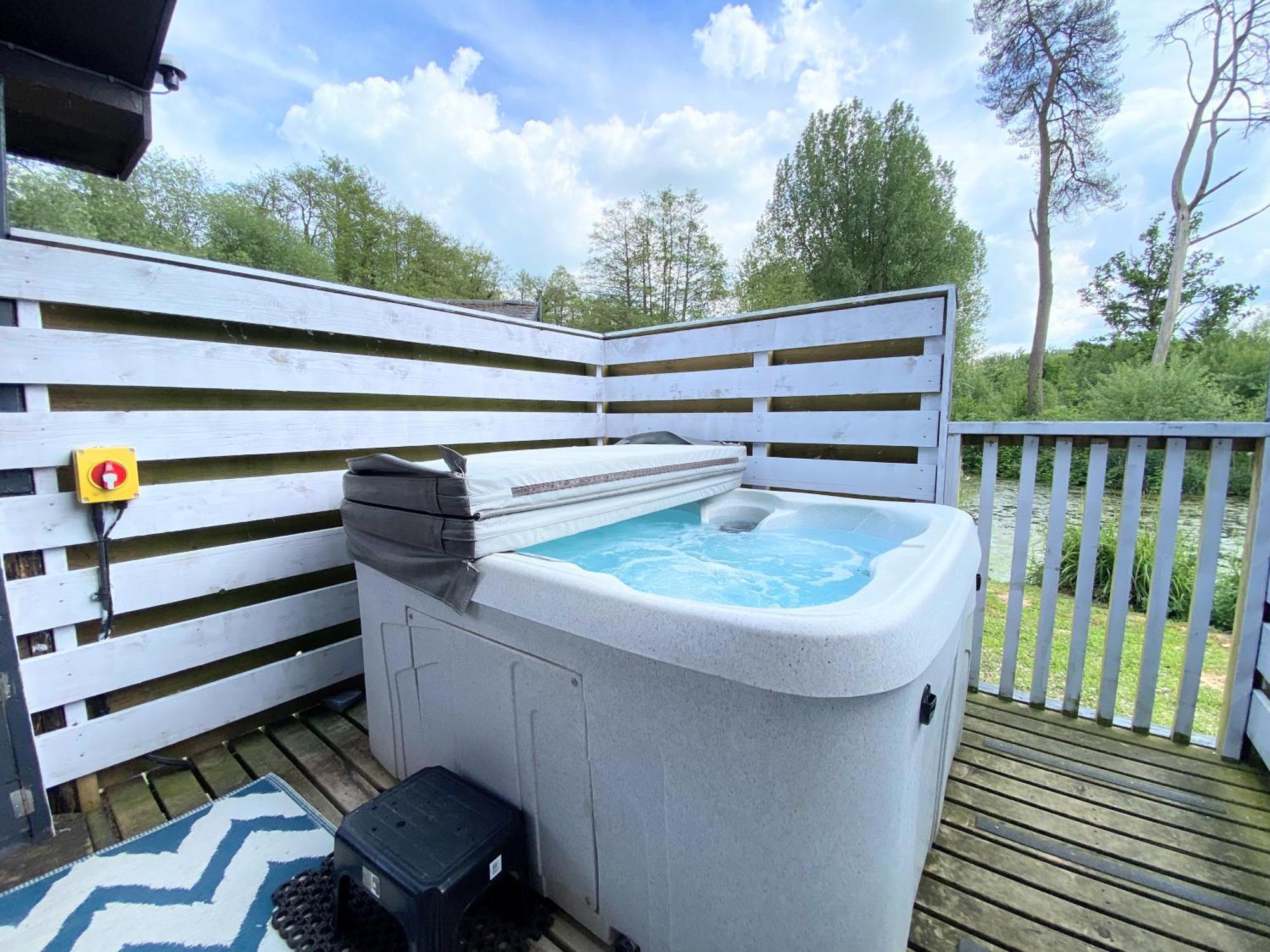 Magpie 2 Hot Tub Huntersmoon-Warminster-Longleat-Wiltshire Villa Luaran gambar
